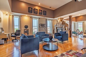 Interior - Downtown 2 Story Loft w/6bdrms-walk to everything! (Norwalk)