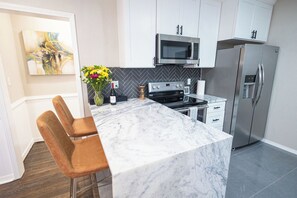 Microondas, horno, placa de cocina y lavavajillas