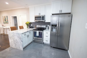 Micro-ondes, four, plaque de cuisson, lave-vaisselle