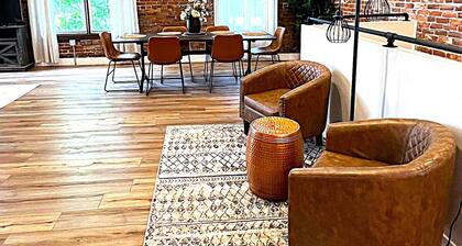 New Ultimate Downtown House-2 Apartments w/5 Bdrms
