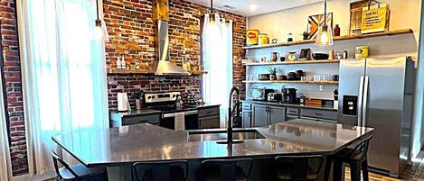 ثلاجة، ميكروويف، فرن، موقد طهي مسطح