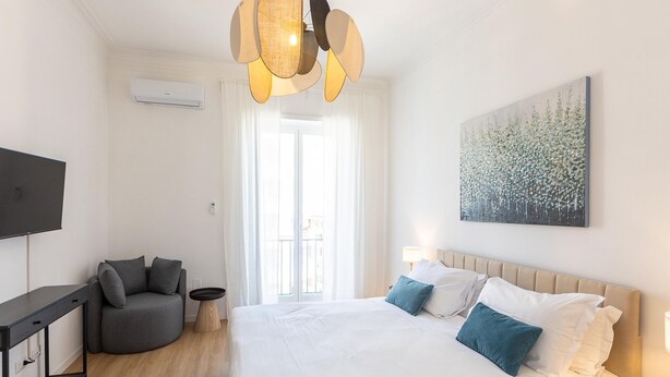 A modern hotel room with a bed, a desk, a chair, and a painting on the wall. - Apartment in Via di Santa Costanza, a short distance from Corso Trieste (Rome)