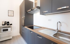 Refrigerador, microondas, placa de cocina, lavavajillas