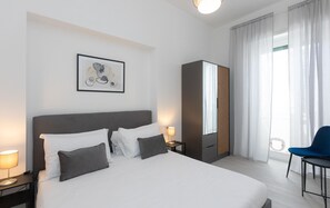 2 bedrooms, iron/ironing board, internet, bed sheets