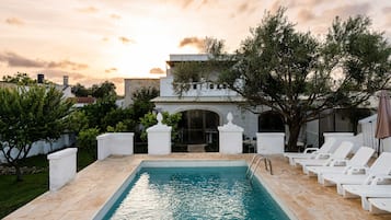 2 outdoor pools