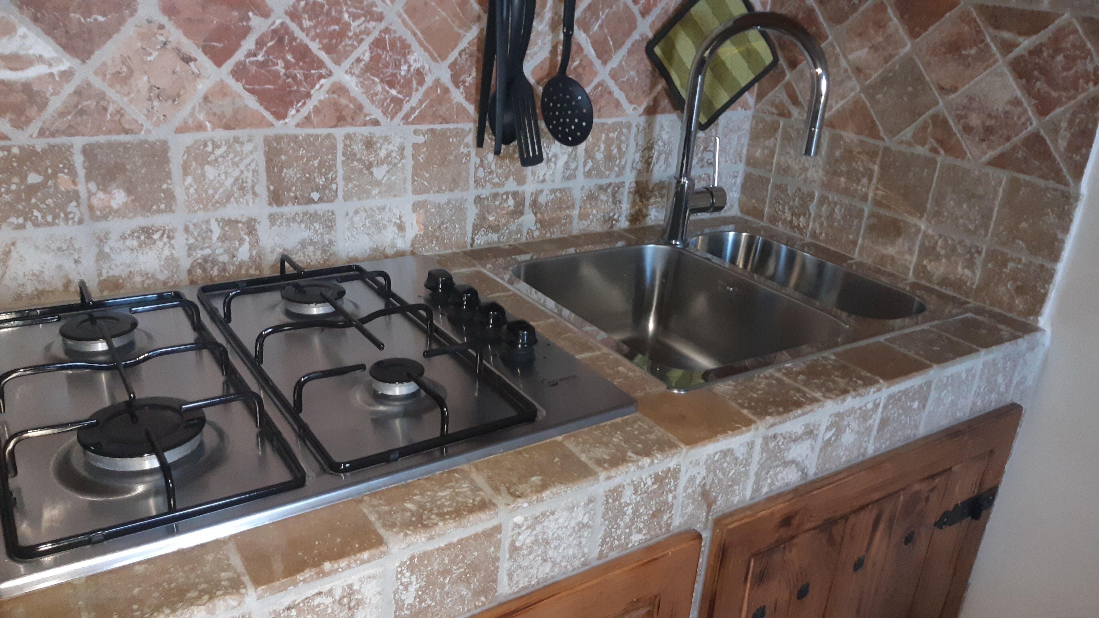 Réfrigérateur, plaque de cuisson, cafetière/bouilloire