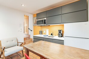 Kühlschrank, Mikrowelle, Kochgeschirr/Geschirr/Besteck