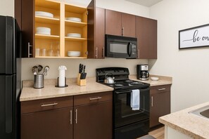 ثلاجة، ميكروويف، فرن، ماكينة لصنع القهوة/الشاي