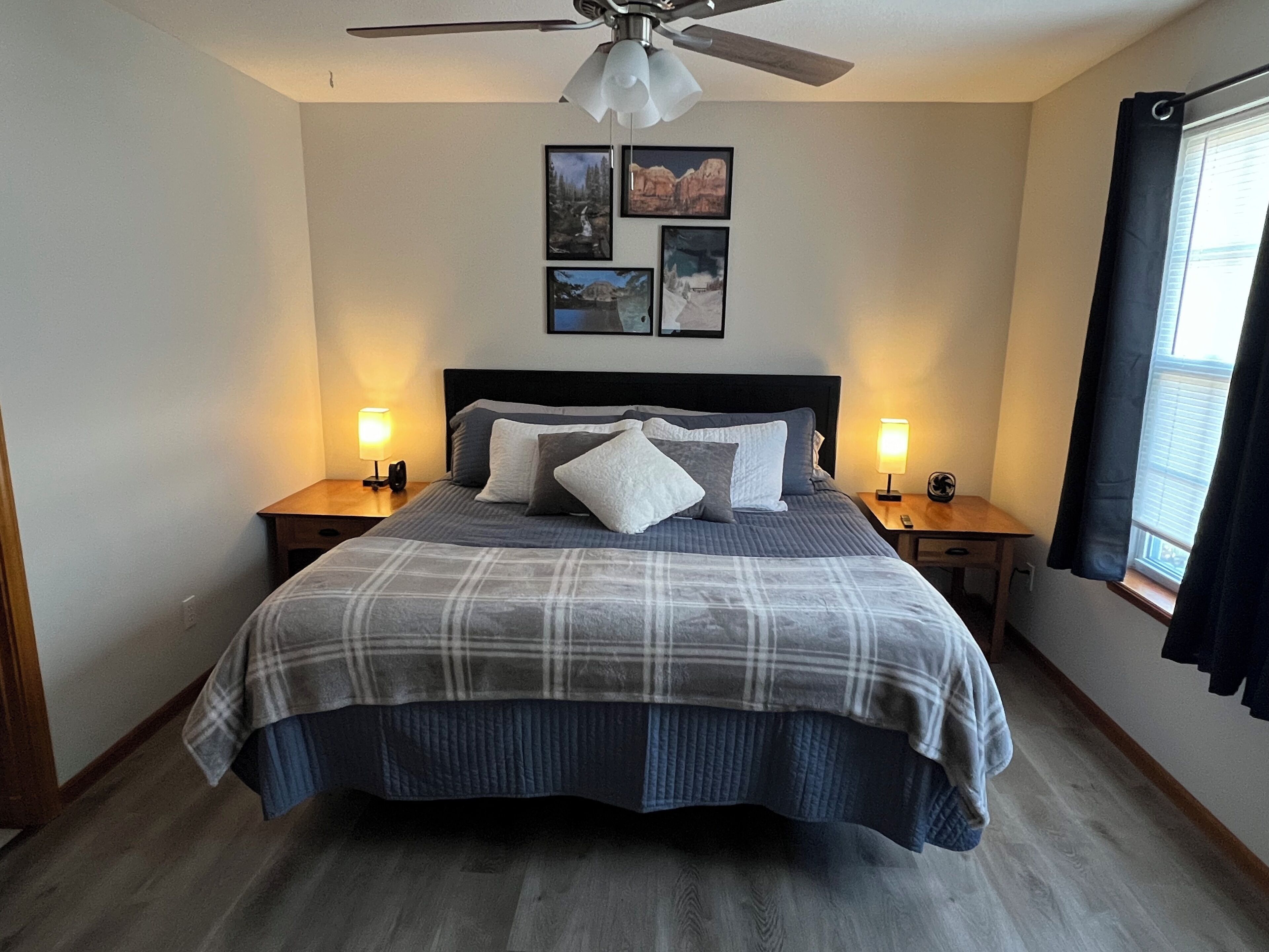 3 soveværelser, pengeskab på værelset, skrivebord, strygejern/strygebræt