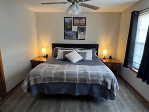 3 makuuhuonetta, tallelokero huoneessa, työpöytä, silitysrauta/-lauta