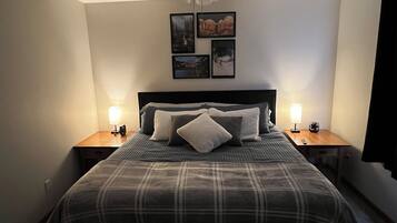 3 間睡房、房內夾萬、書桌、熨斗/熨衫板