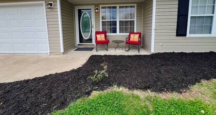 Relax Enjoy Mid-Missouri with Fenced in Back Yard