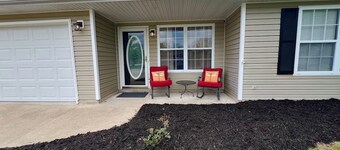 Relax Enjoy Mid-Missouri with Fenced in Back Yard