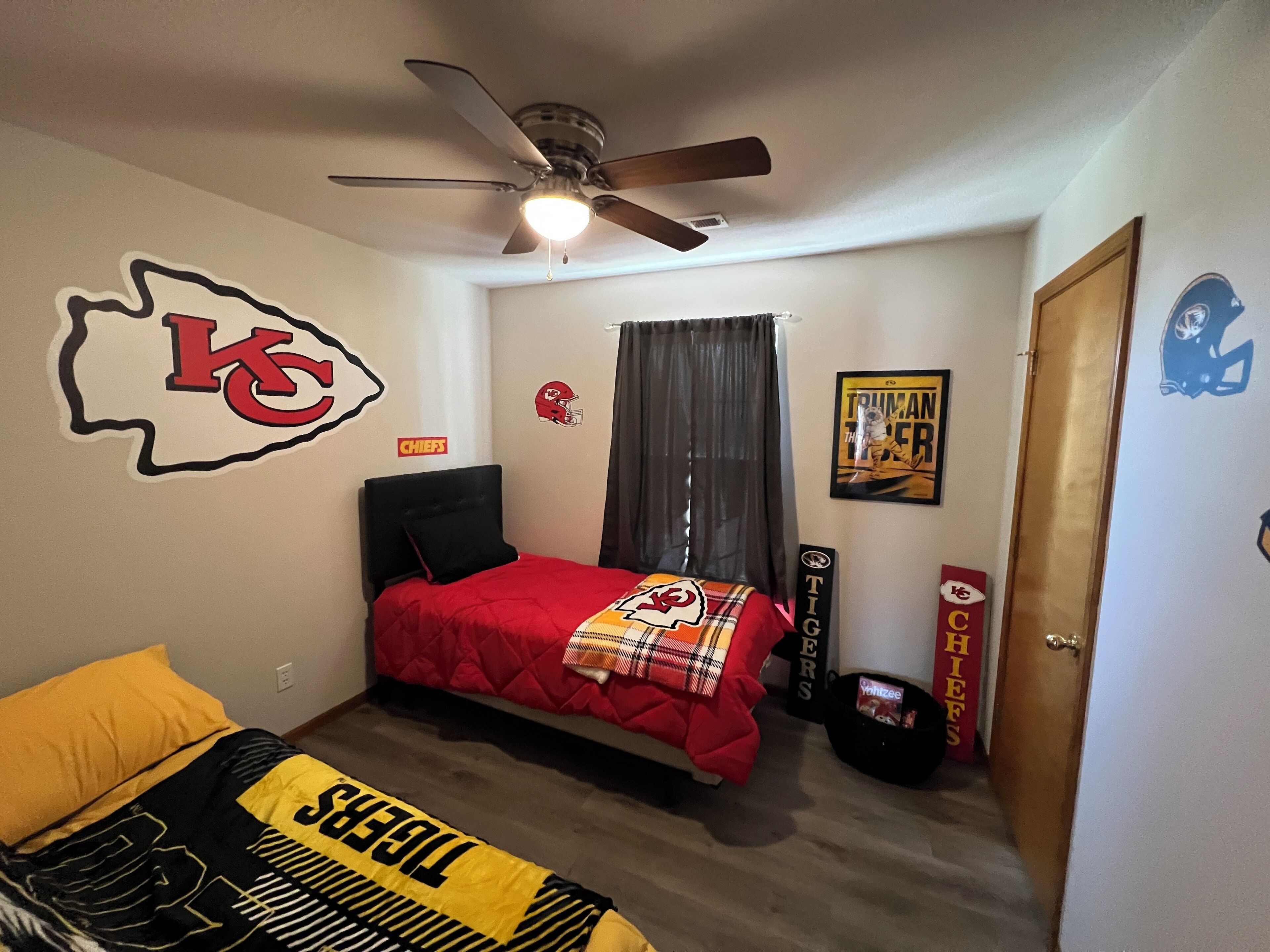 3 chambres, coffres-forts dans les chambres, bureau