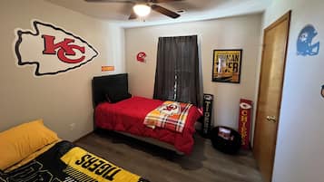 3 間睡房、房內夾萬、書桌、熨斗/熨衫板