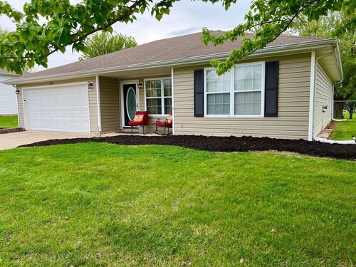 Relax Enjoy Mid-Missouri with Fenced in Back Yard