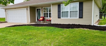 Relax Enjoy Mid-Missouri with Fenced in Back Yard