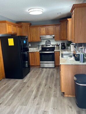 Jääkaappi, mikroaaltouuni, uuni, liesi