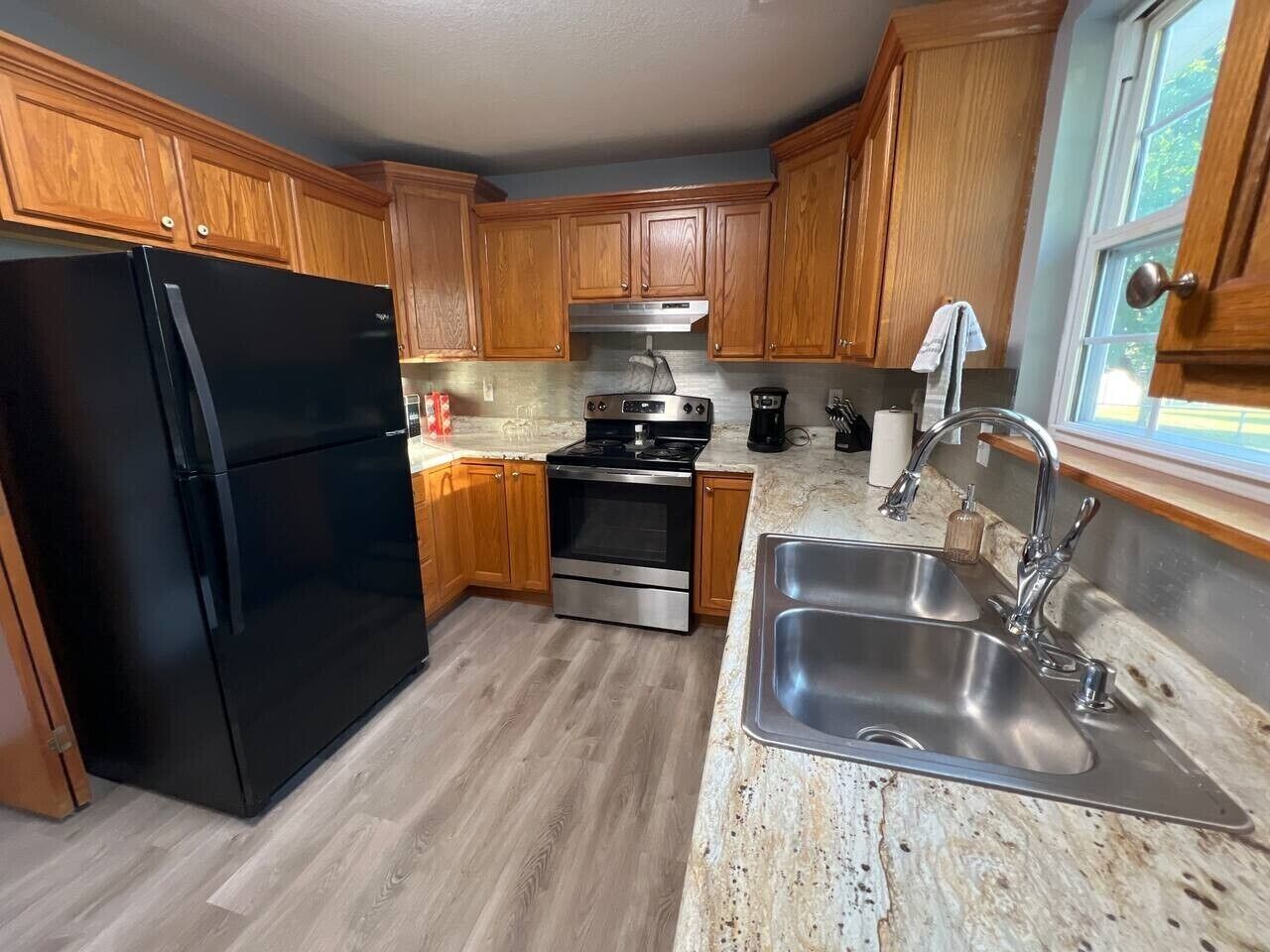 Coffee/tea maker, fridge, microwave, oven