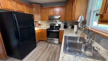 Coffee/tea maker, fridge, microwave, oven