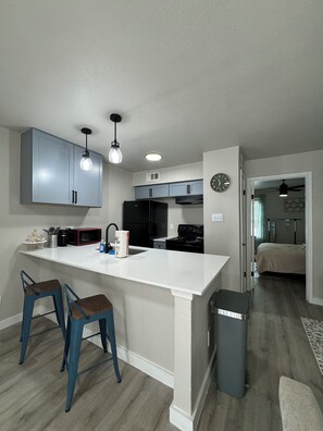 Kühlschrank, Mikrowelle, Ofen, Herdplatte