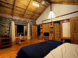 Luxury-Doppelzimmer, Balkon, Hügelblick