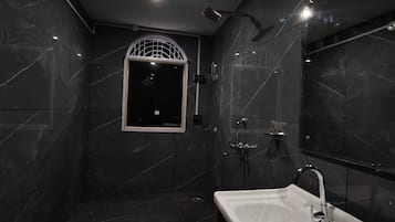 Duplex família | Banheiro | Chuveiro, toalhas de banho, sabonete, shampoo