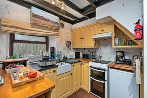 Private kitchen - Cottage for 4 Persons in Dolwyddelan, No Deposit (Dolwyddelan)