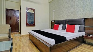 Double Room, Garden View | Iron/ironing board, free WiFi