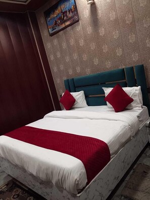 Executive Room, Garden View | Iron/ironing board, free WiFi