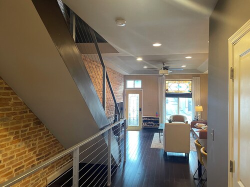 Cozy 2-bedroom apartment in welcoming Baltimore with WiFi, AC