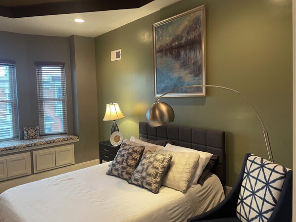 2 bedrooms, desk, iron/ironing board, free WiFi - Cozy 2-bedroom apartment in welcoming Baltimore with WiFi, AC (Baltimore)