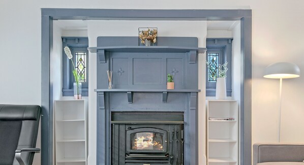 Classic House, 3 Bedrooms | Living area | 48-inch Smart TV with cable channels