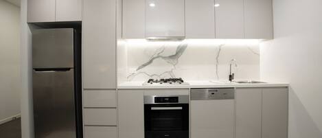 Apartment, 1 Queen Bed | Private kitchen