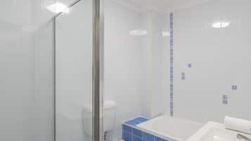 Klassiek appartement, Meerdere bedden | Badkamer