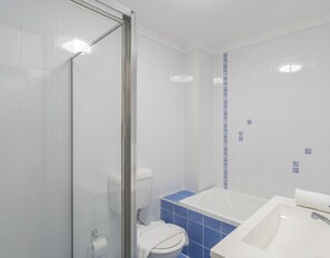 Appartement Classique, plusieurs lits | Salle de bain