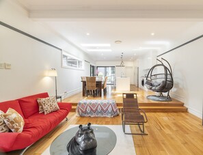 컴포트 아파트, 침대(여러 개) | 거실 공간