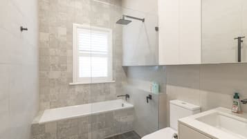 Apartemen Comfort, Beberapa Tempat Tidur | Kamar mandi | Pengering rambut dan sandal