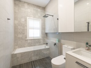 Apartamento Confort, varias camas | Baño | Secador de pelo y zapatillas