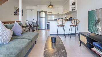 Apartment, Berbilang Katil | Ruang tamu | TV