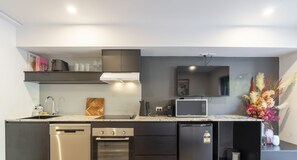 Studio, 1 Queen Bed | Private kitchen