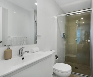 Comfort-Haus, 2 Doppelbetten | Badezimmer | Kostenlose Toilettenartikel, Haartrockner
