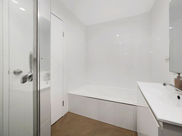 Comfort House, 2 Double Beds | Bathroom | Free toiletries, hair dryer - Kozyguru | Rockdale | Cozy Apt Near Train Station (Rockdale)