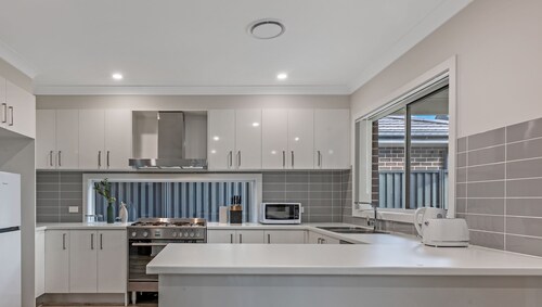 Kozyguru | Austral | 5 Bed Comfy House