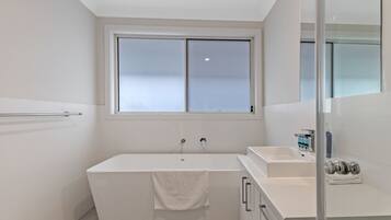 Apartment, 2 Twin Beds | Bathroom