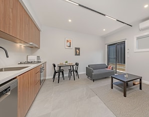 Apartment, 1 Queen Bed | Living area