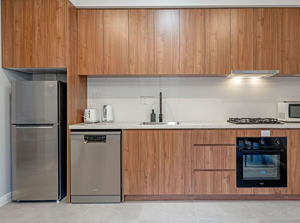Apartment, 1 Queen Bed | Private kitchen