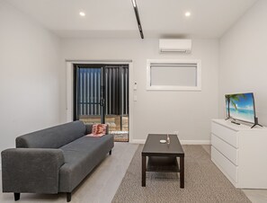 Apartment, 1 Queen Bed | Living area