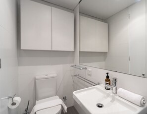 City Apartment, 1 Double Bed | Bathroom | Hair dryer - Kozyguru | Rozelle | Bridge View With Carpark (Rozelle)