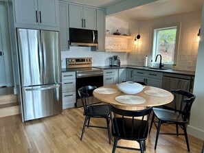 Private kitchen - Waterfront, Modern, On a Pond for Boating and Swimming (Eastham)
